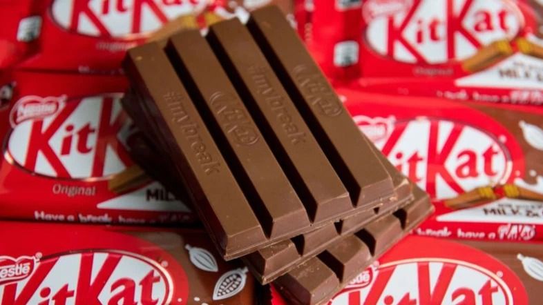 Грузовик, перевозивший 12 тонн батончиков KitKat, угнали в Европе