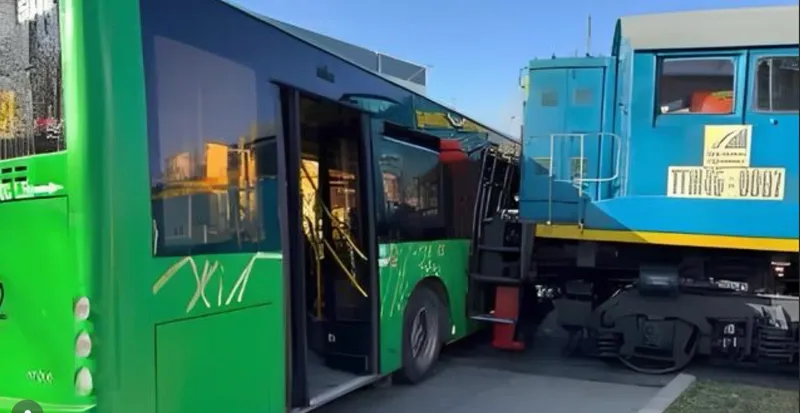 Столкновение автобуса с поездом