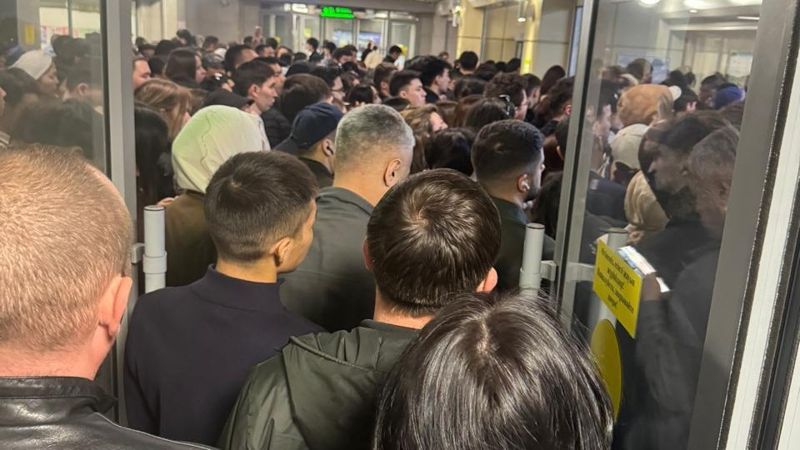 В метро Алматы образовываются очереди из-за новых турникетов