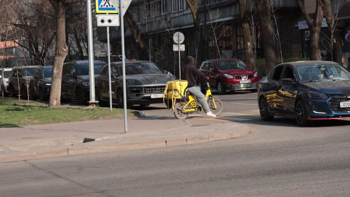 На пешеходном переходе положено спешиваться