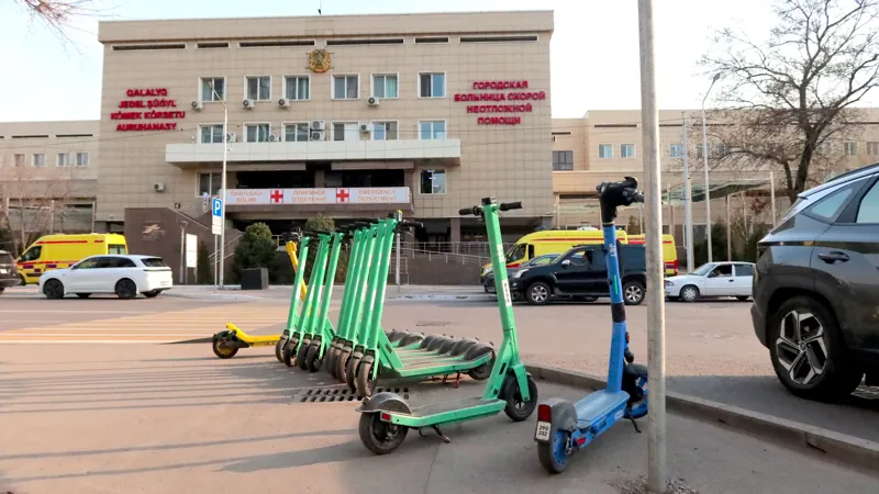 Самокаты стоят как раз возле травмпункта