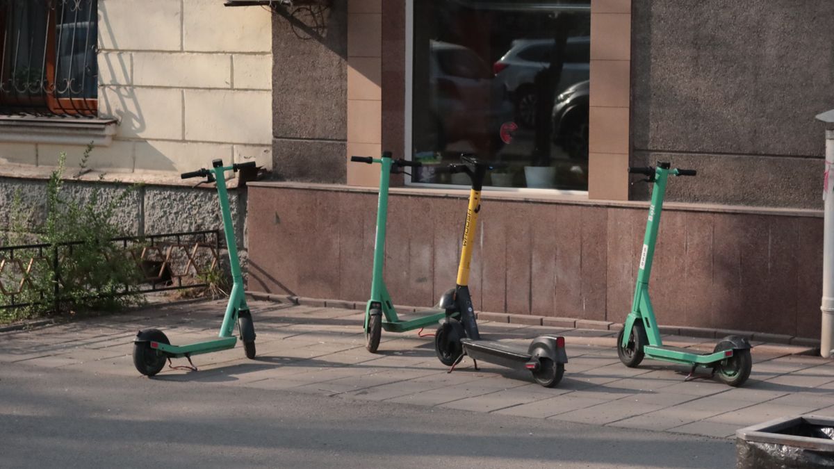 Компания самокатов у магазина