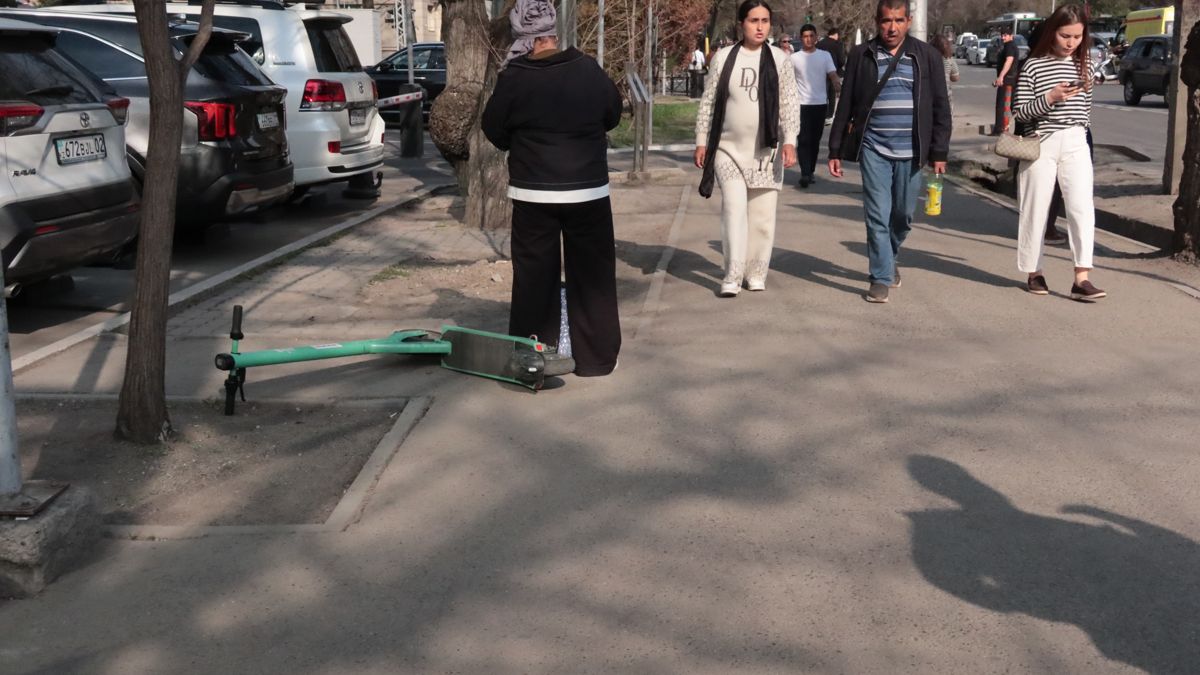 Брошенный самокат и равнодушие