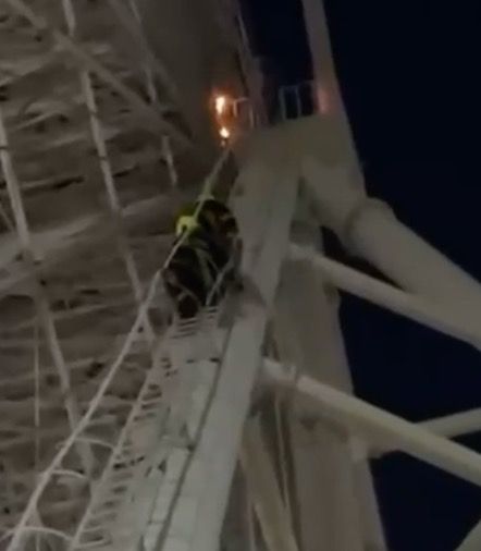 В Астане произошло возгорание на колесе обозрения, посетителей эвакуировали
