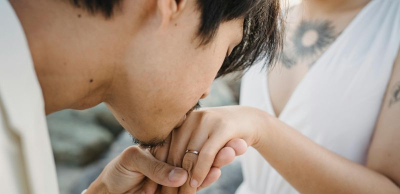 Поцелуй руки без согласия признали сексуальным насилием в Испании