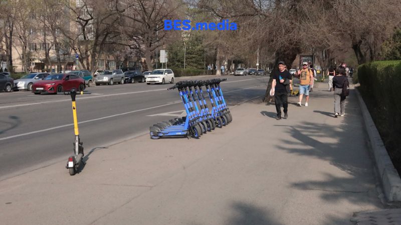 В Астане могут запретить самокаты на тротуарах после роста ДТП