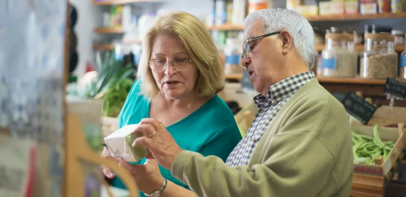 Пенсионеры в магазине