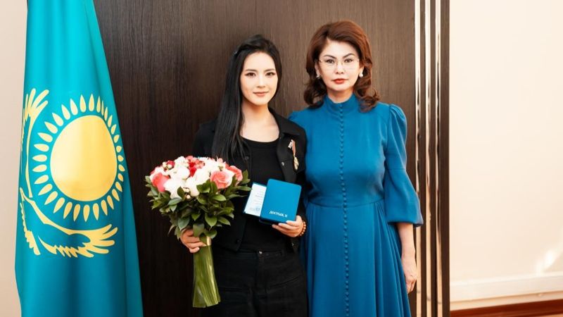 Аида Балаева от имени президента вручила орден китайскому блогеру