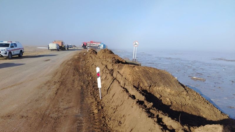 Воду после прорыва дамбы под Астаной уводят в степь, чтобы спасти трассу