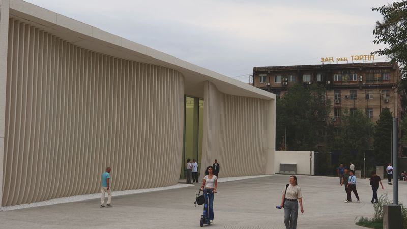 "Постоянно надо оборачиваться": что жители Алматы думают о самокатах