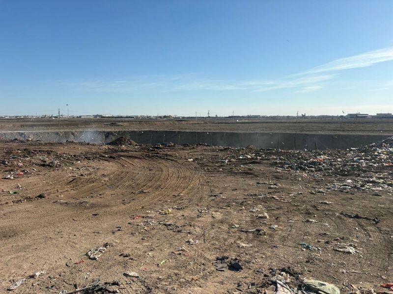 В Атырау ликвидировали крупный пожар на мусорном полигоне