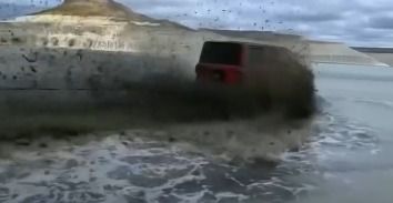 Джип ездит по солончаку
