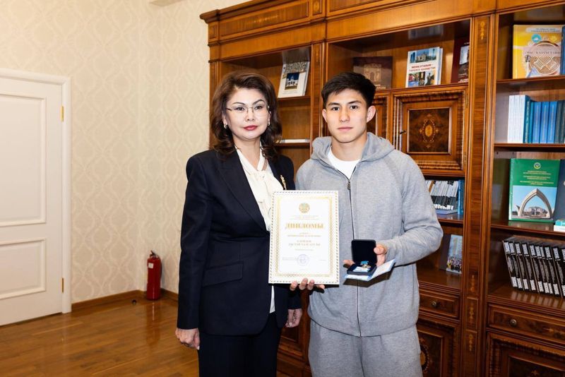 Аида Балаева вручила премию "Дарын" футболисту "Кайрата" Дастану Сатпаеву