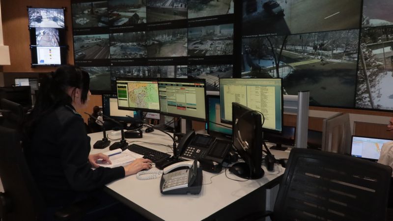 От камер не спрятаться? В полиции Алматы объяснили, как ловят водителей с телефоном