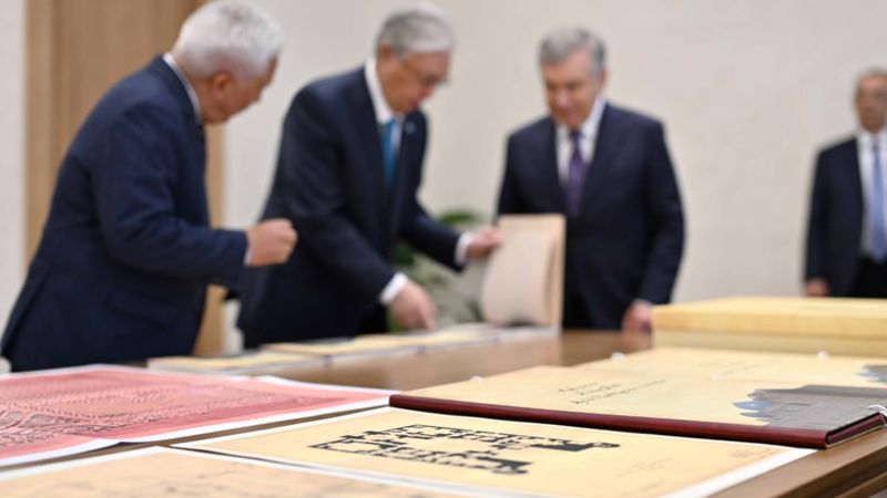 Президент Узбекистана передал Токаеву исторические документы