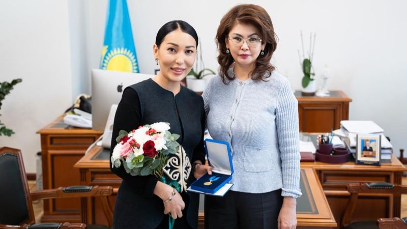 Аида Балаева от имени президента вручила госнаграду главреду Ulysmedia