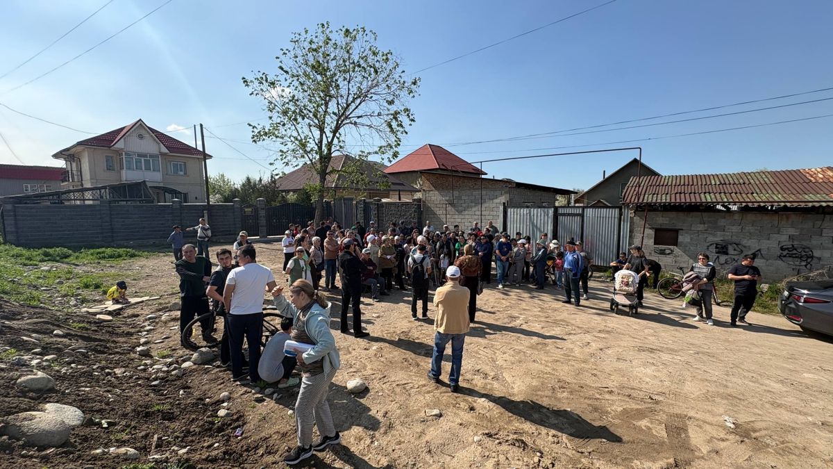 Люди по одному декларируют свои требования и рассказывают свои истории