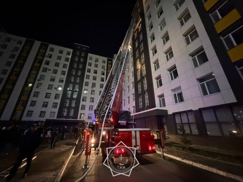 Жителей высотного дома в Астане эвакуировали из-за пожара 
