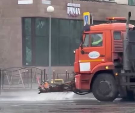 Почему в Астане моют дороги под дождём