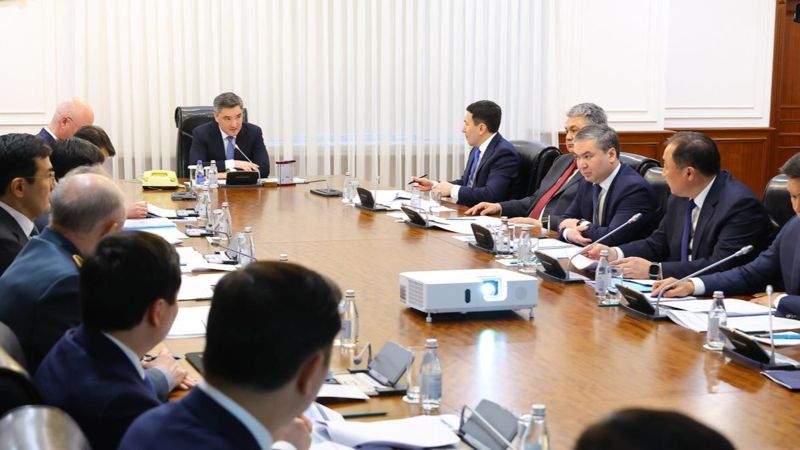 Премьер Бектенов раскритиковал работу по развитию транзита и закупке малой авиации