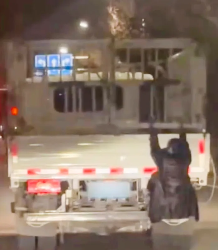 Женщина на грузовике в Китае 