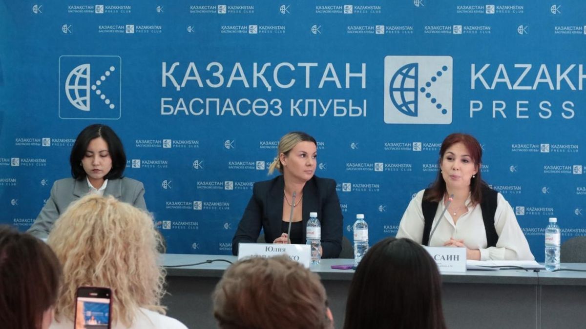 Юлия Коваленко (в центре)