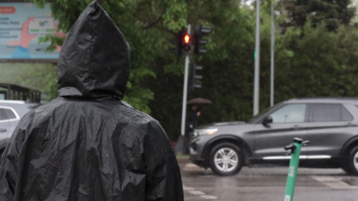 Алматинец в стильном дождевике