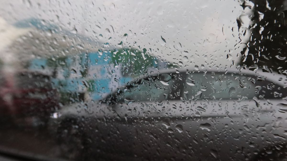 Дождевые капли на окне пассажирского сиденья