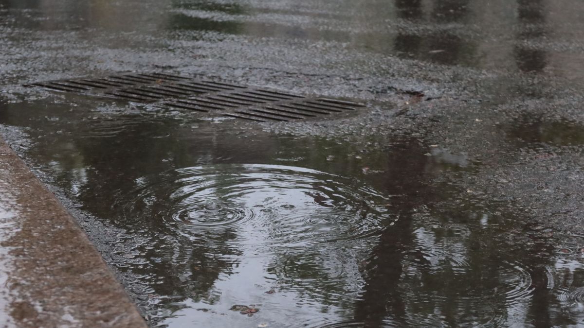 Лужи пузырятся в Алматы