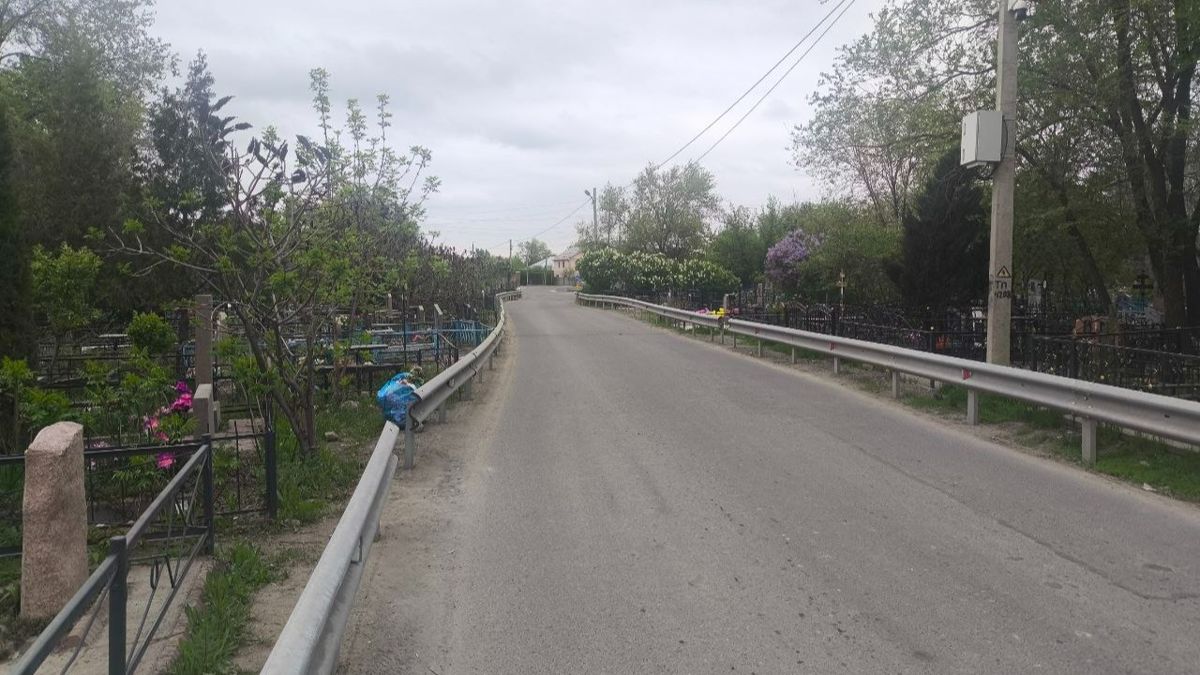 Кладбище в Алматы превратили в проезжую часть