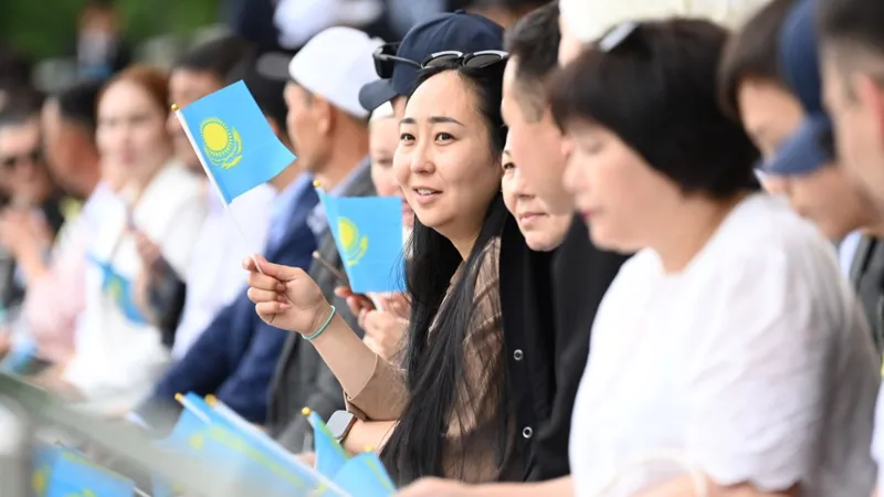 Люди держат флаг Казахстана