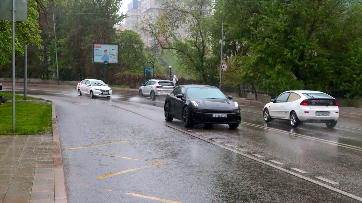 Автомобили искрят дождевой водой