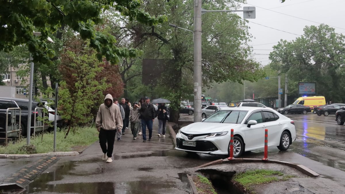 Зябкая погода в Алматы