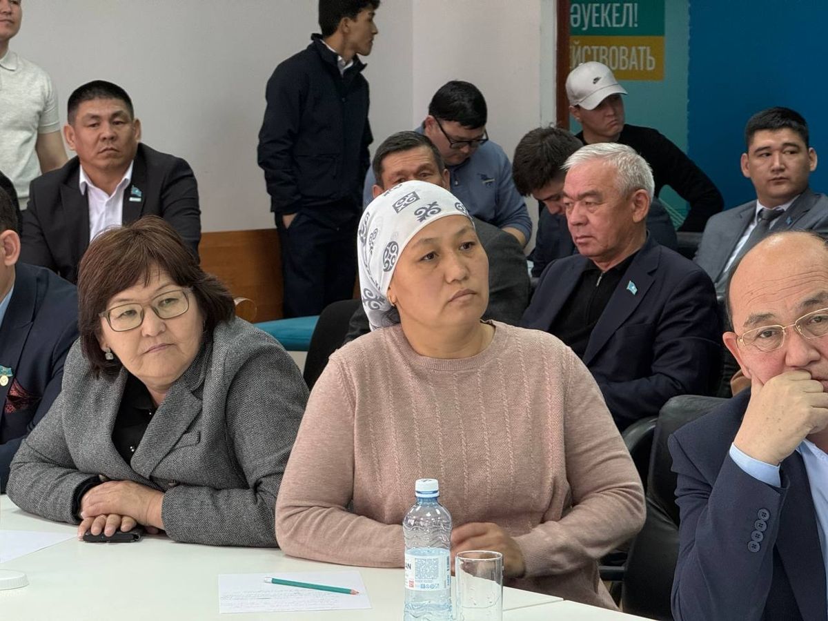 Женщины на встрече с зоозащитниками и депутатом