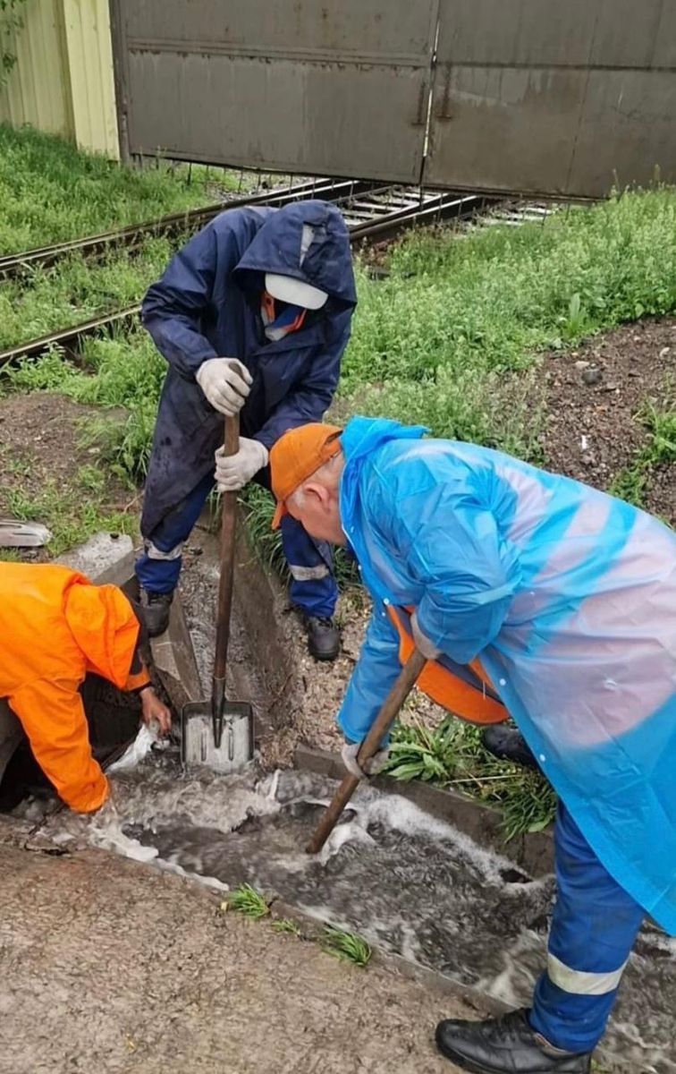 Работники чистят арык