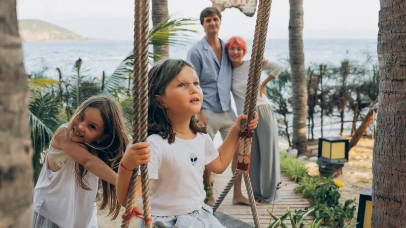 Дочери Дмитрия на качелях