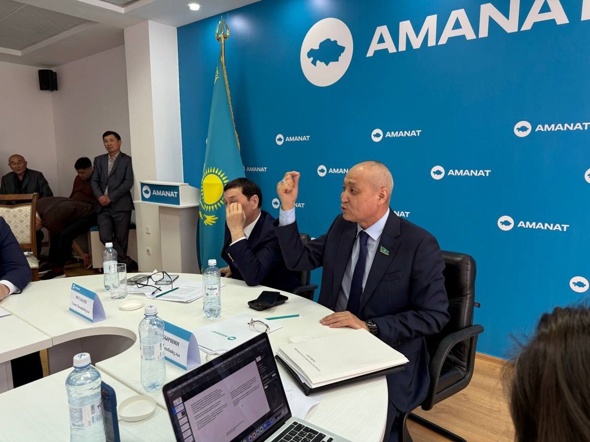 Едил Жамбыршин в пылу ораторства