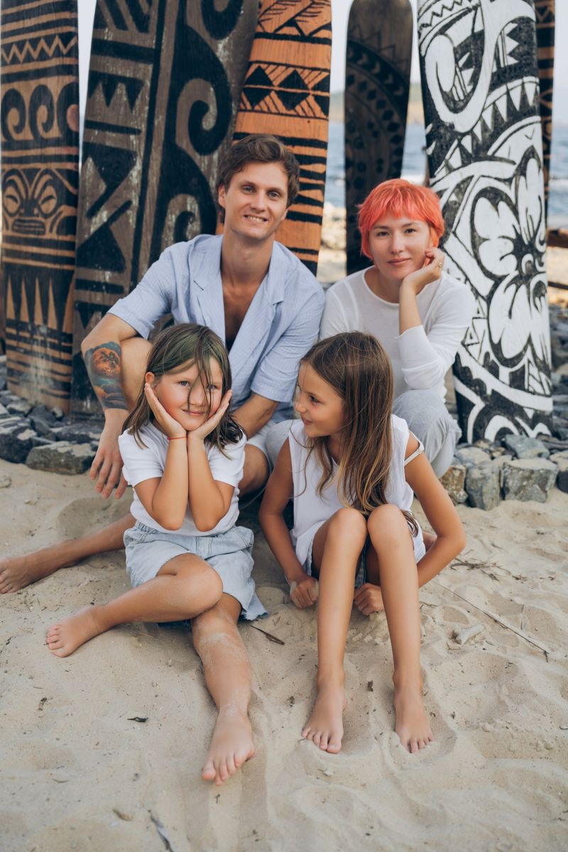 Дмитрий с семьей на пляже 