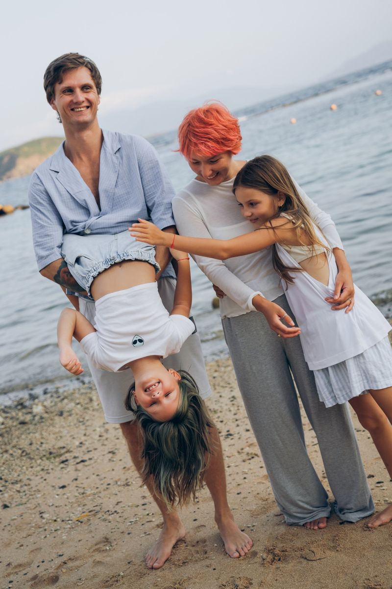 Дмитрий с женой и детьми у моря