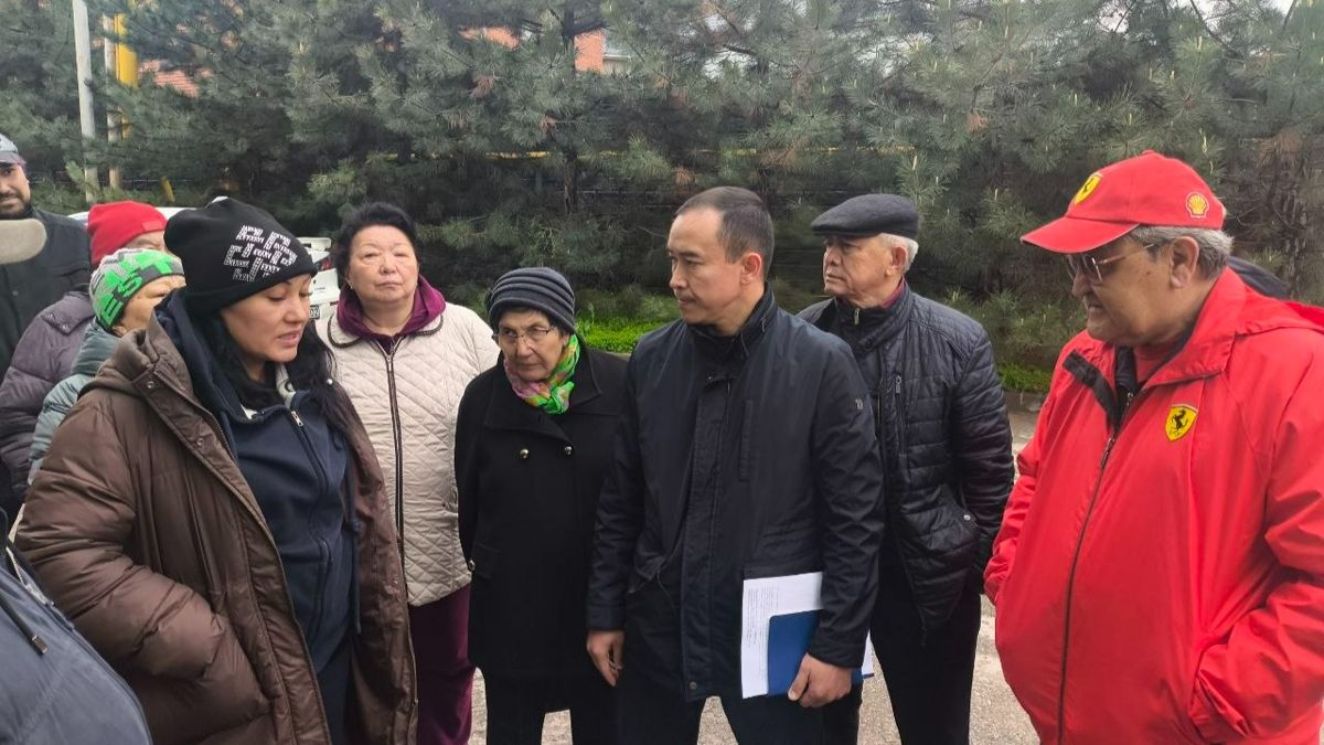 Даурен Алмасбеков на встрече с жителями