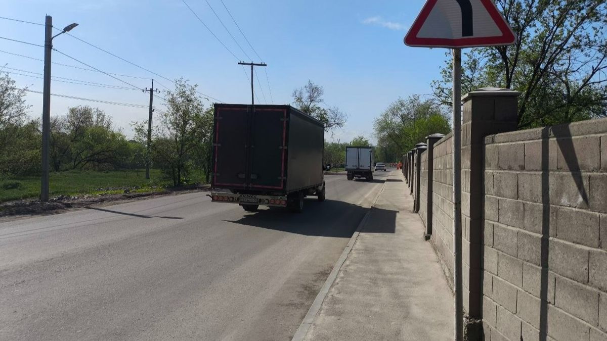 По другой дороге поток автомобилей небольшой