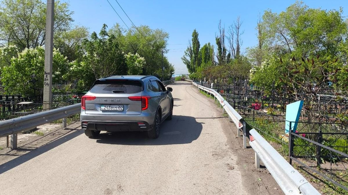 По дороге через кладбище проезжает легковой автомобиль