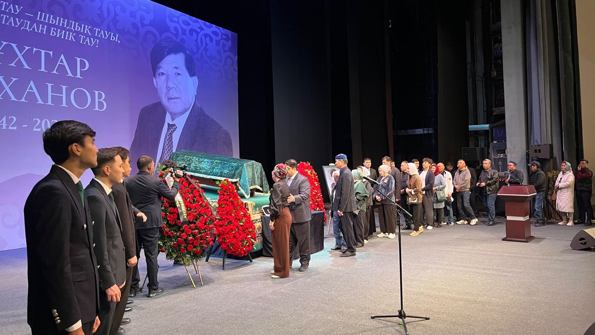 Церемония прощания на сцене театра