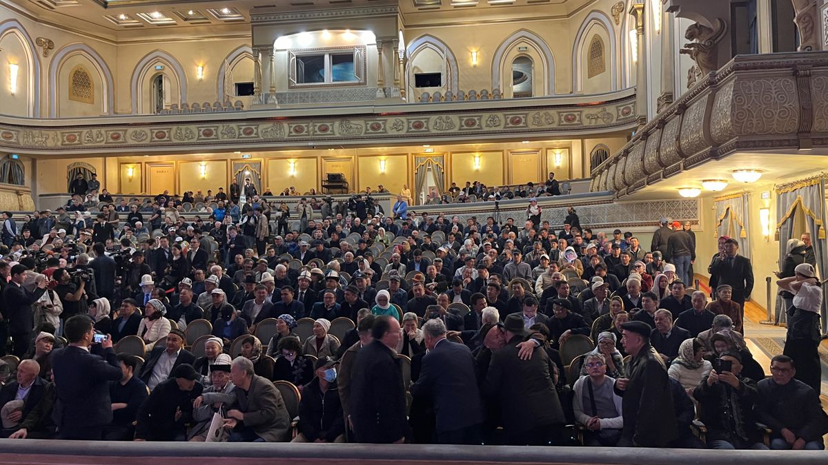Собравшиеся на прощание в театре оперы и балета им. Абая