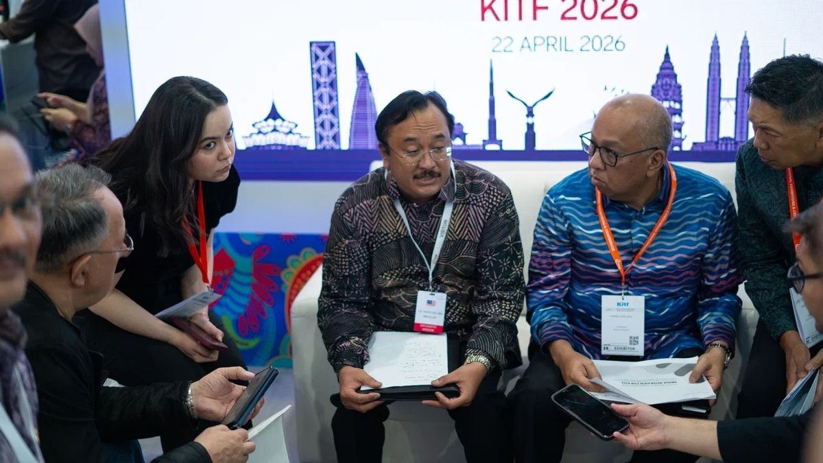 Посол Малайзии во время интервью 