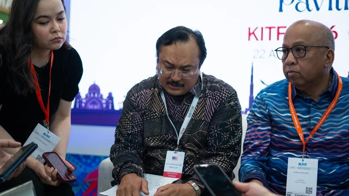 Мохд Адли Абдуллах с журналистами