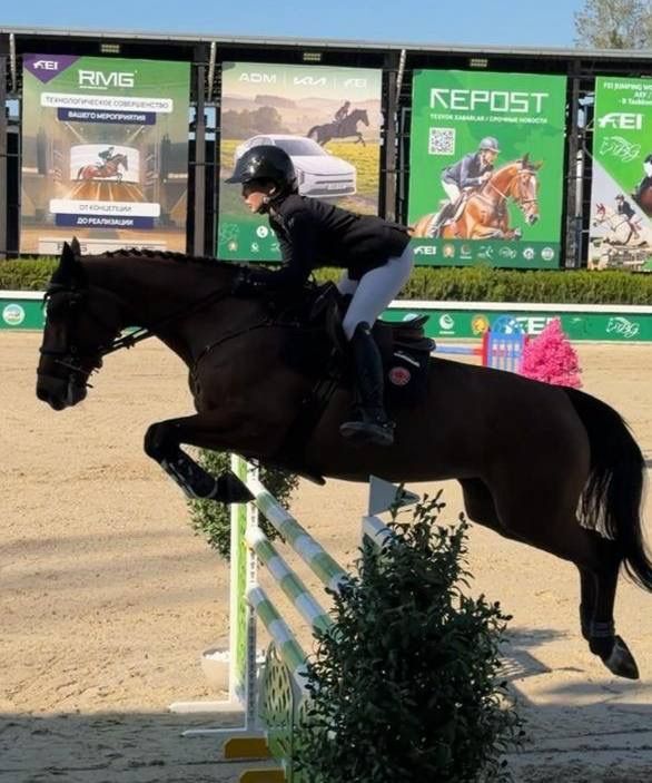 Казахстанская всадница во время прохождения маршрута