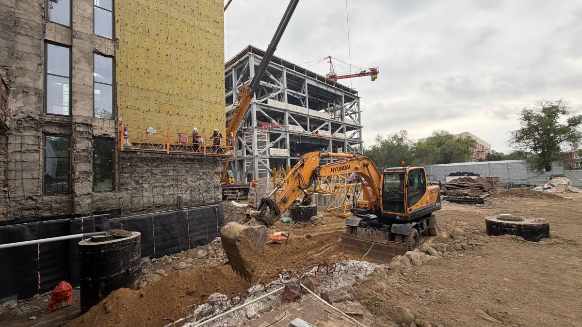 Рядом с основным зданием возводят пристройку арт-центра, который будет соединяться с театром подземным переходом для переноса декораций и коридором на третьем этаже для администрации. Для посетителей в здание будет отдельный вход с улицы.