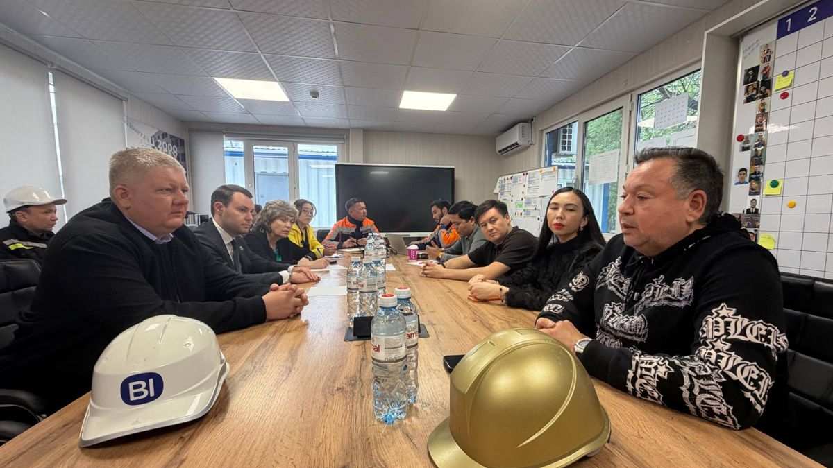 Директор театра имени Наталии Сац Олег Гостев (справа) на встрече с ОС Алматы и представителями подрядчика