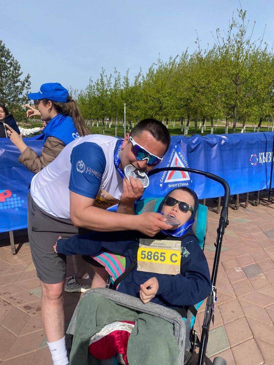 Куаныш Бейсекеев с сыном Арсеном на старте